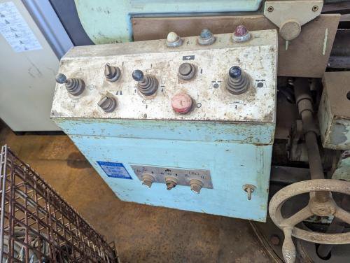 バンドソー　Band Sawing Machine