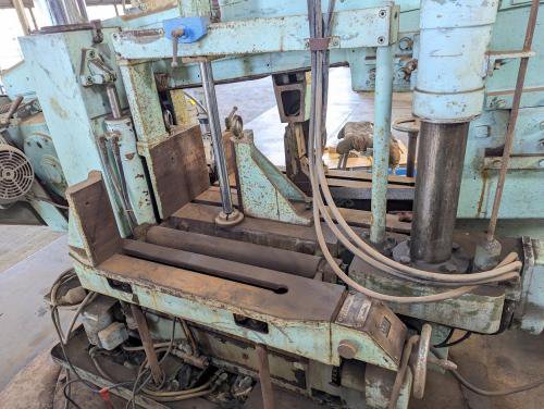 バンドソー　Band Sawing Machine