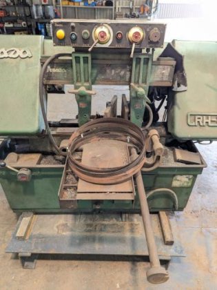 バンドソー　Band Sawing Machine