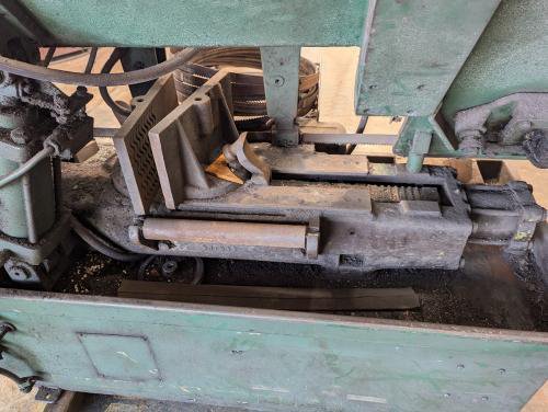 バンドソー　Band Sawing Machine