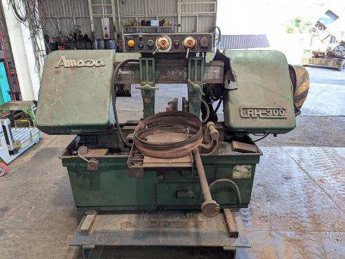 バンドソー　Band Sawing Machine