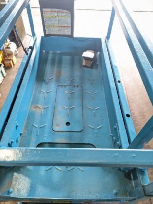 高所作業車　AERIAL WORK　PLATFORM