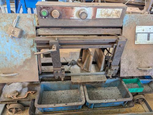 バンドソー　Band Sawing Machine