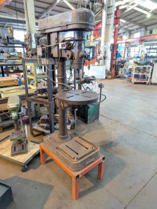 卓上ボール盤　Drilling Machine