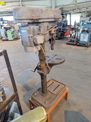 卓上ボール盤　Drilling Machine