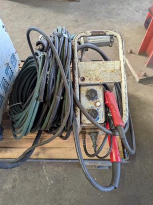 半自動溶接機　Welding Machine