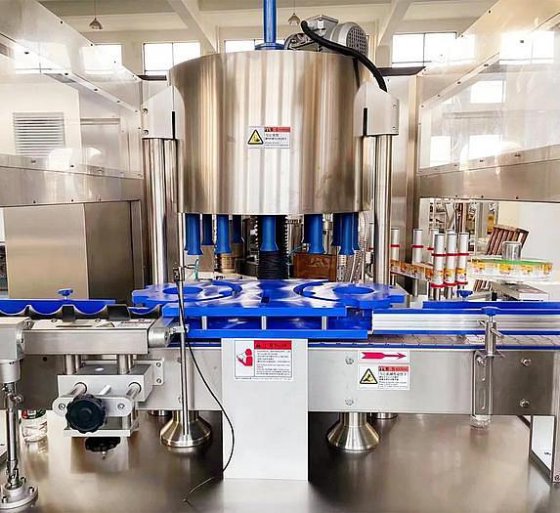 带排瓶功能的全自动瓶子收缩套管包装机