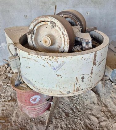 带转动罐的搅拌机