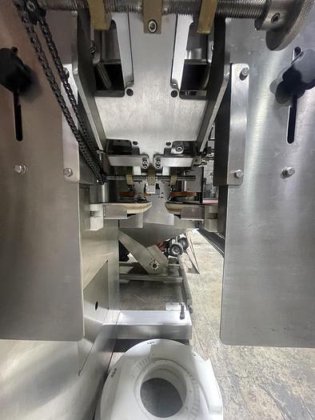 AUTOMATIC INLINE BOTTLE CAPPING MACHINE WITH VERTICAL WHEEL CAP SORTER ...