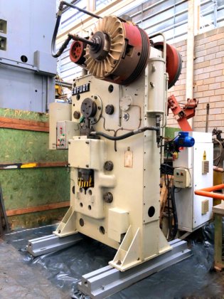 爱尔福特钢坯棒材剪切机 315 吨。