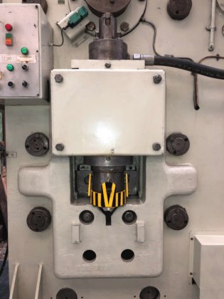 爱尔福特钢坯棒材剪切机 315 吨。