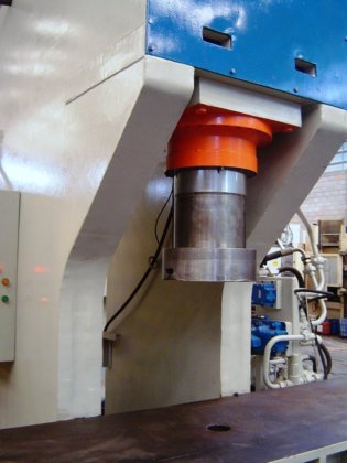 部品矯正用テーブル付き油圧プレス（Cフレーム）CBV H 250