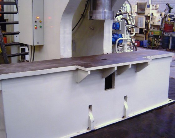 部品矯正用テーブル付き油圧プレス（Cフレーム）CBV H 250