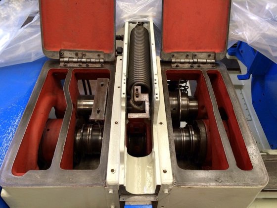 カムシャフトとカムの研削 LANDIS 3R カムグラインダー