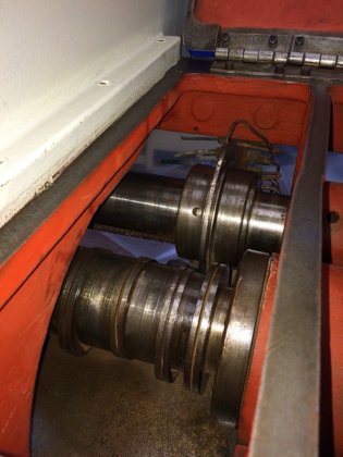 カムシャフトとカムの研削 LANDIS 3R カムグラインダー