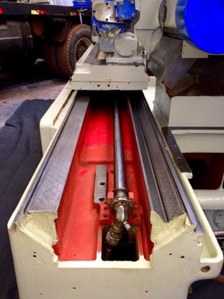 カムシャフトとカムの研削 LANDIS 3R カムグラインダー