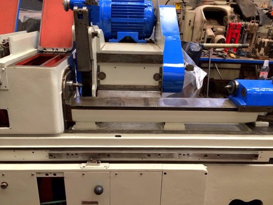 カムシャフトとカムの研削 LANDIS 3R カムグラインダー