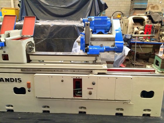 カムシャフトとカムの研削 LANDIS 3R カムグラインダー