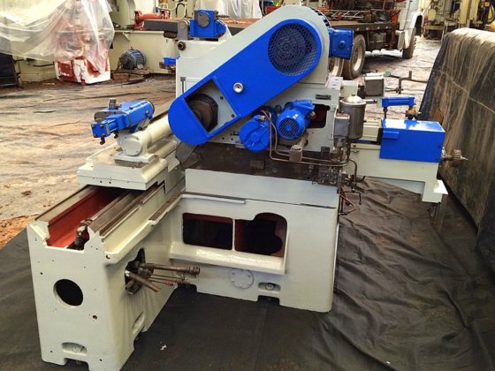 カムシャフトとカムの研削 LANDIS 3R カムグラインダー