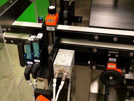 メトラー・トレド PCE モデル XMV-TE は、折り畳みカートンなどのシリアル化と集約（追跡とトレース）のためのマーキング、検証、セキュリティラベル（不正開封防止）に使用されます。