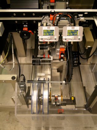 メトラー・トレド PCE モデル XMV-TE は、折り畳みカートンなどのシリアル化と集約（追跡とトレース）のためのマーキング、検証、セキュリティラベル（不正開封防止）に使用されます。