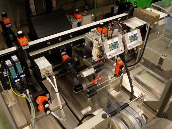 メトラー・トレド PCE モデル XMV-TE は、折り畳みカートンなどのシリアル化と集約（追跡とトレース）のためのマーキング、検証、セキュリティラベル（不正開封防止）に使用されます。