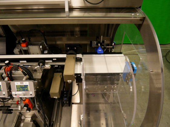 メトラー・トレド PCE モデル XMV-TE は、折り畳みカートンなどのシリアル化と集約（追跡とトレース）のためのマーキング、検証、セキュリティラベル（不正開封防止）に使用されます。