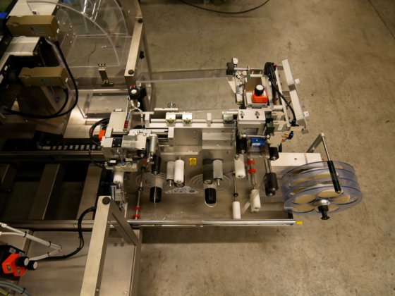 メトラー・トレド PCE モデル XMV-TE は、折り畳みカートンなどのシリアル化と集約（追跡とトレース）のためのマーキング、検証、セキュリティラベル（不正開封防止）に使用されます。