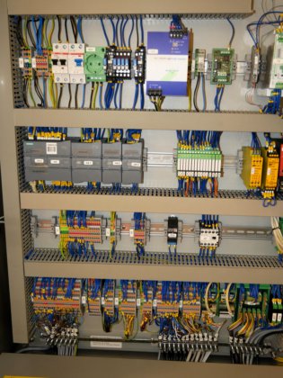 メトラー・トレド PCE モデル XMV-TE は、折り畳みカートンなどのシリアル化と集約（追跡とトレース）のためのマーキング、検証、セキュリティラベル（不正開封防止）に使用されます。