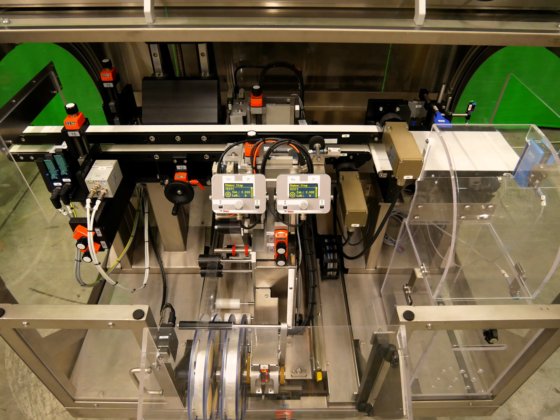 メトラー・トレド PCE モデル XMV-TE は、折り畳みカートンなどのシリアル化と集約（追跡とトレース）のためのマーキング、検証、セキュリティラベル（不正開封防止）に使用されます。