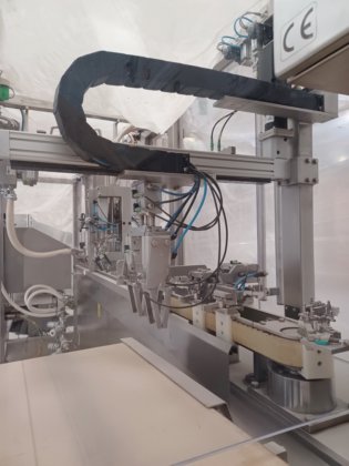 Plümat BFL 852 输液袋灌装和封口机