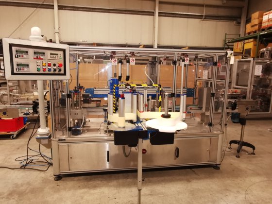 PackLab WING REPC FWB60 自己粘着ラベリング機で、円筒形、丸形、楕円形、長方形のボトルなどにラップアラウンドラベリングと表裏ラベリングができます。