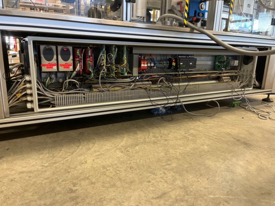 PackLab WING REPC FWB60 自己粘着ラベリング機で、円筒形、丸形、楕円形、長方形のボトルなどにラップアラウンドラベリングと表裏ラベリングができます。