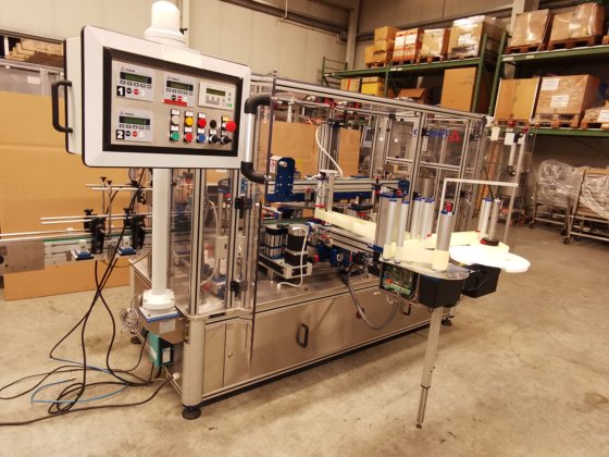 PackLab WING REPC FWB60 自己粘着ラベリング機で、円筒形、丸形、楕円形、長方形のボトルなどにラップアラウンドラベリングと表裏ラベリングができます。