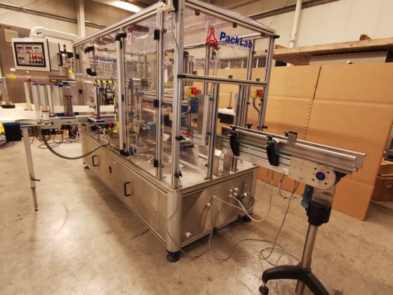 PackLab WING REPC FWB60 自己粘着ラベリング機で、円筒形、丸形、楕円形、長方形のボトルなどにラップアラウンドラベリングと表裏ラベリングができます。