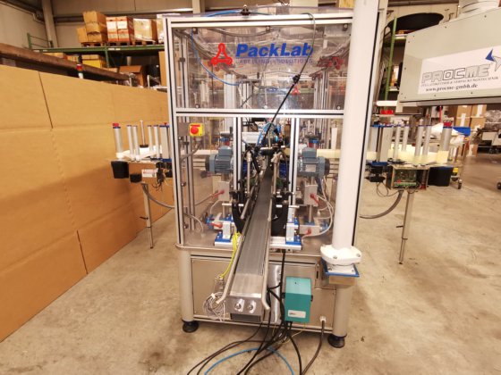 PackLab WING REPC FWB60 自己粘着ラベリング機で、円筒形、丸形、楕円形、長方形のボトルなどにラップアラウンドラベリングと表裏ラベリングができます。