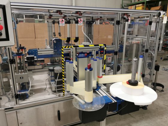 PackLab WING REPC FWB60 自己粘着ラベリング機で、円筒形、丸形、楕円形、長方形のボトルなどにラップアラウンドラベリングと表裏ラベリングができます。