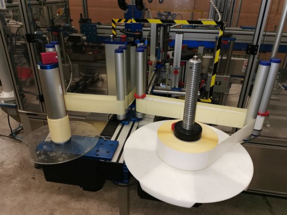 PackLab WING REPC FWB60 自己粘着ラベリング機で、円筒形、丸形、楕円形、長方形のボトルなどにラップアラウンドラベリングと表裏ラベリングができます。