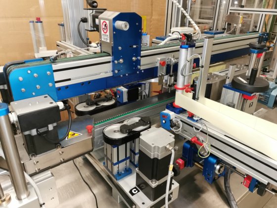 PackLab WING REPC FWB60 自己粘着ラベリング機で、円筒形、丸形、楕円形、長方形のボトルなどにラップアラウンドラベリングと表裏ラベリングができます。