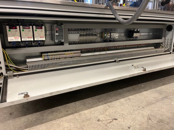 PackLab WING REPC FWB60 自己粘着ラベリング機で、円筒形、丸形、楕円形、長方形のボトルなどにラップアラウンドラベリングと表裏ラベリングができます。