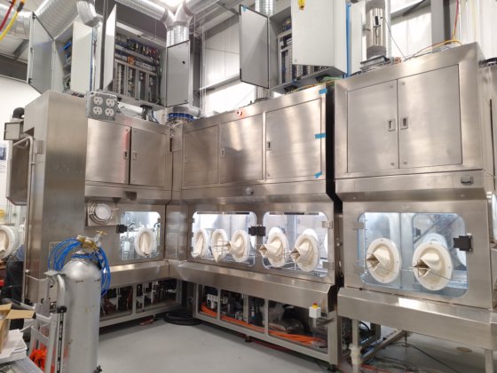 配备 Telstar 无菌隔离器系统的 Bausch Advanced