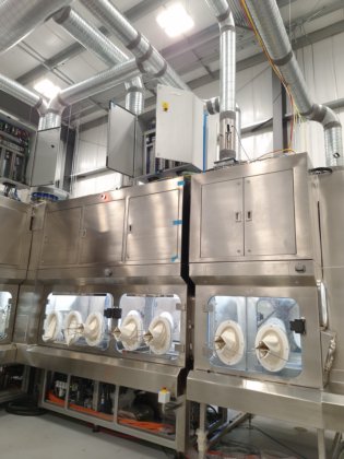 バウシュ・アドバンスド・タイプ529点滴バッグ充填包装機（テルスター無菌アイソレーターシステム付き