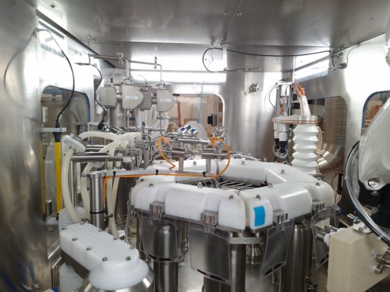 バウシュ・アドバンスド・タイプ529点滴バッグ充填包装機（テルスター無菌アイソレーターシステム付き