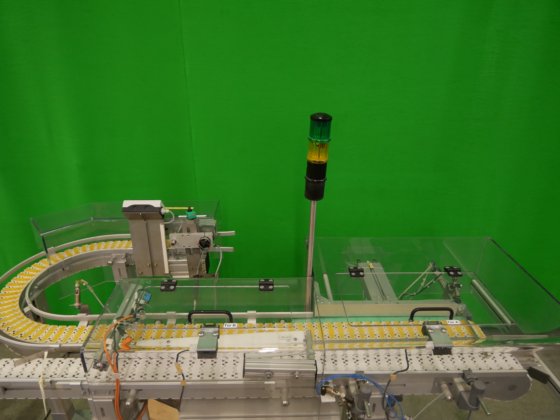 用于将折叠箱翻转 180° 的 Remmler +