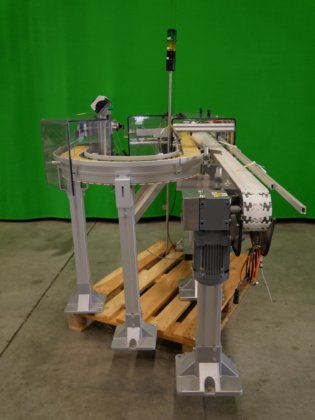 用于将折叠箱翻转 180° 的 Remmler +