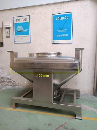 约 400 升的不锈钢桶。带盖