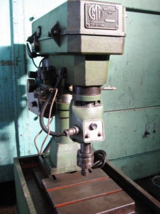 GMT攻丝机放置在工作台上