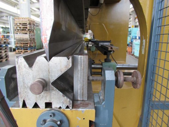 SOMO 250 T 液压冲弯机