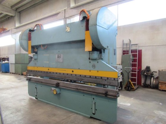 1984 STANKOIMPORT И 1330 A