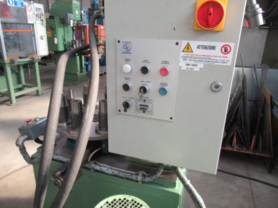 G.E. C-Frame 金型プレス